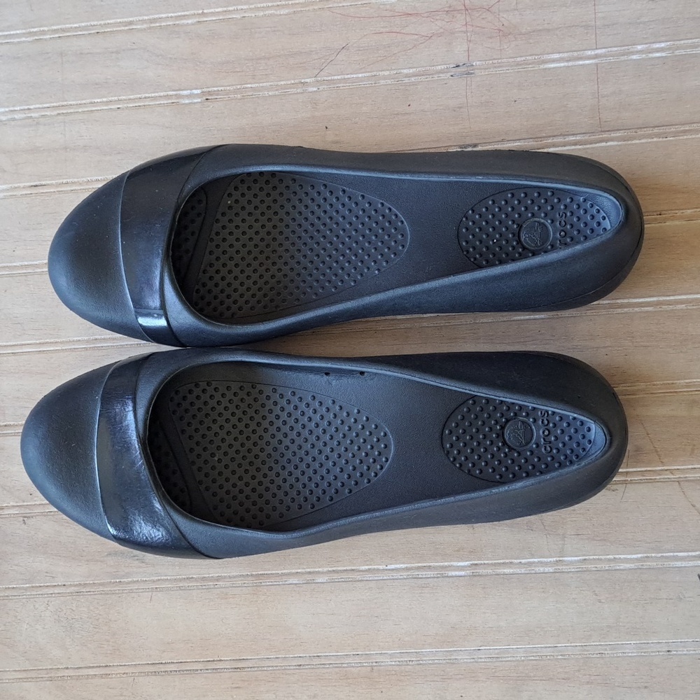 Crocs Woman’s Black Ballet Flats Lightweight Slip On Patent Strip Causal